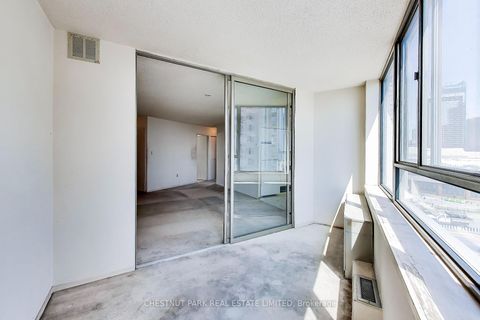 Photo 11 at 906 - 270 Queens Quay W, Waterfront Communities C1, Toronto