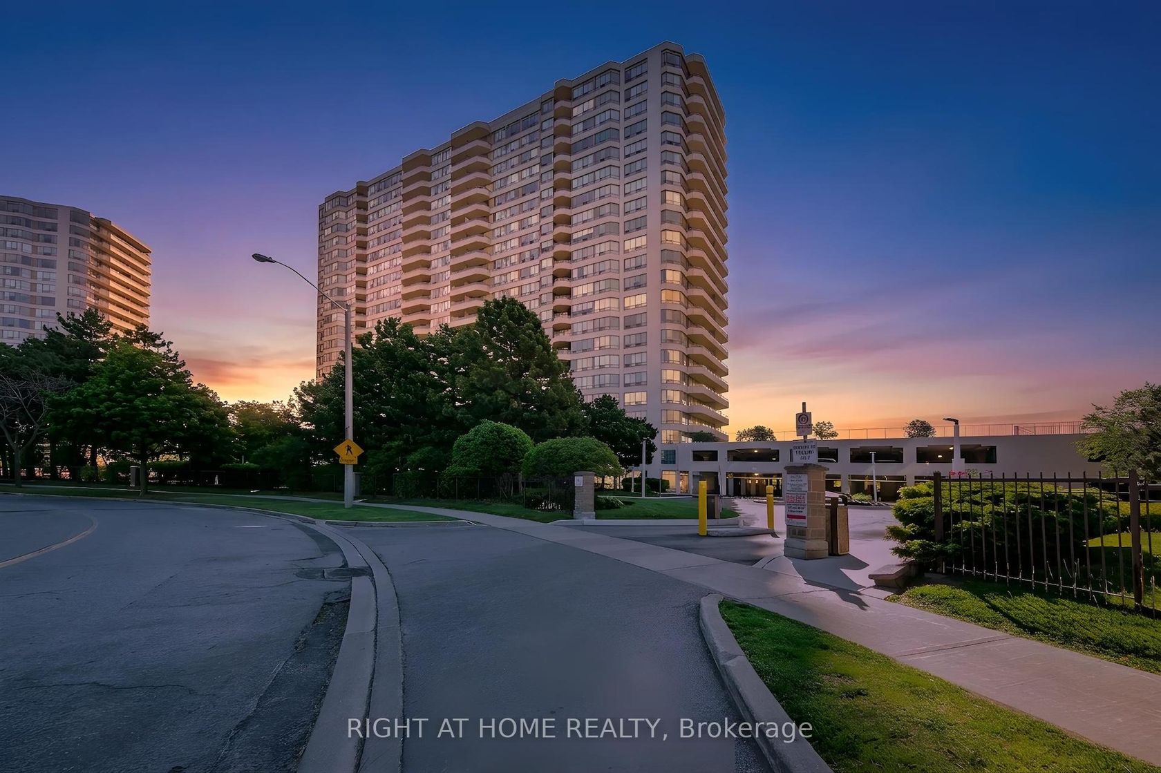 2027 - 3 Greystone Walk Drive, Kennedy Park, Toronto 