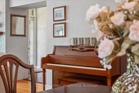 Photo 10 at 42 Roseview Avenue, Crosby, Richmond Hill