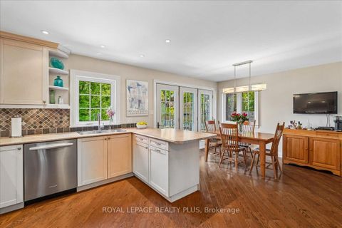 Photo 13 at 42 Roseview Avenue, Crosby, Richmond Hill