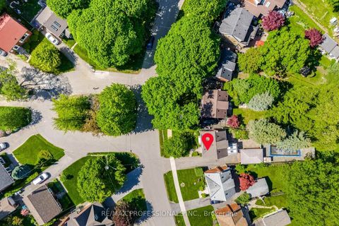 Photo 2 at 29 Westleigh Crescent, Alderwood, Toronto