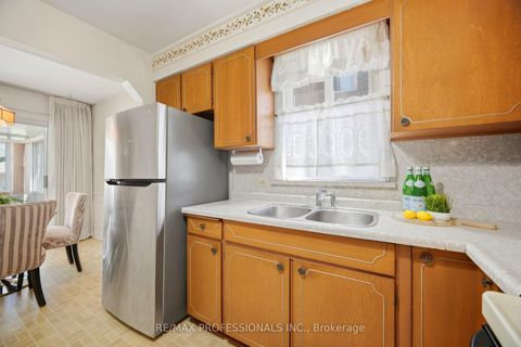 Photo 12 at 29 Westleigh Crescent, Alderwood, Toronto