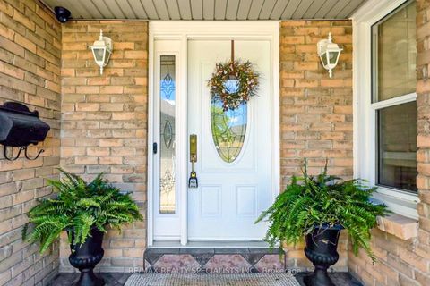 Photo 1 at 39 B Newington Crescent, West Deane, Toronto