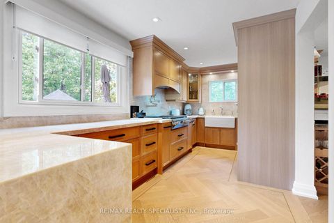 Photo 13 at 39 B Newington Crescent, West Deane, Toronto