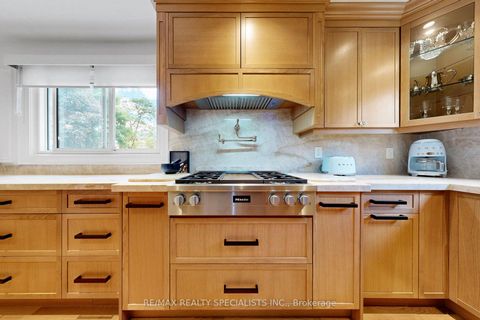 Photo 15 at 39 B Newington Crescent, West Deane, Toronto