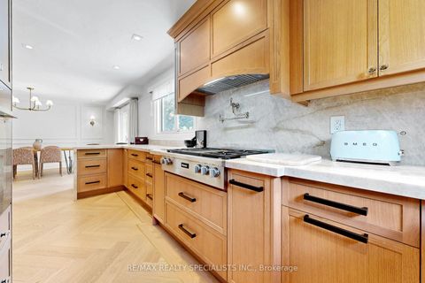 Photo 18 at 39 B Newington Crescent, West Deane, Toronto