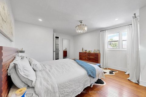 Photo 25 at 39 B Newington Crescent, West Deane, Toronto