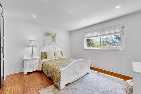 Photo 32 at 39 B Newington Crescent, West Deane, Toronto
