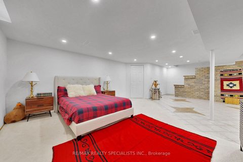 Photo 37 at 39 B Newington Crescent, West Deane, Toronto
