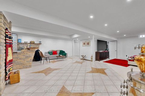 Photo 38 at 39 B Newington Crescent, West Deane, Toronto
