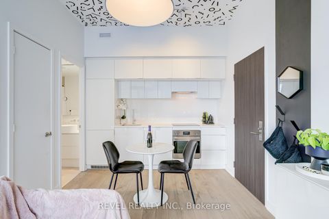 Photo 5 at 609 - 185 Roehampton Avenue, Mount Pleasant West, Toronto