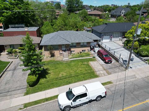 Photo 4 at 362 Maple Leaf Drive, Maple Leaf, Toronto