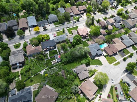 Photo 9 at 362 Maple Leaf Drive, Maple Leaf, Toronto