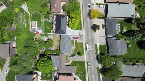 Photo 13 at 362 Maple Leaf Drive, Maple Leaf, Toronto