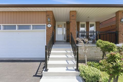 Photo 3 at 40 Birdwood Court, Steeles, Toronto