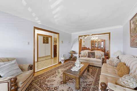 Photo 7 at 40 Birdwood Court, Steeles, Toronto