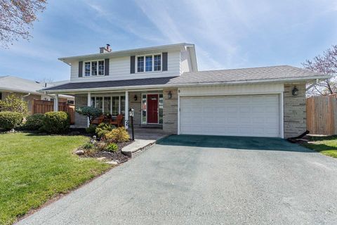 Photo 3 at 8 Markwood Crescent, Markland Wood, Toronto