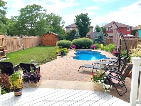 Photo 1 at 14 Round Leaf Court, Holly, Barrie