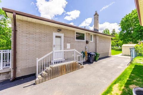 Photo 2 at 17 Checkendon Drive, Kipling, Toronto