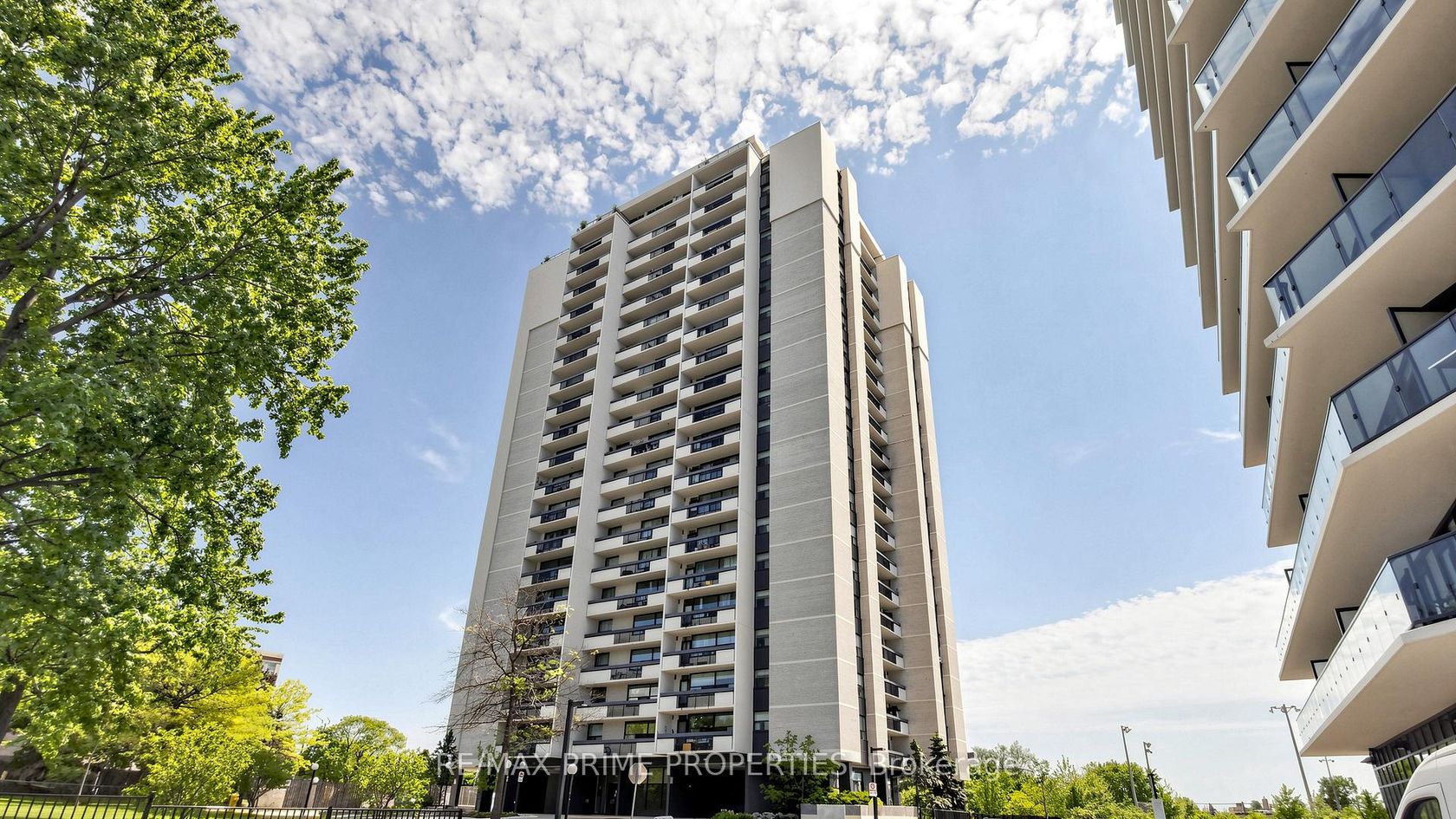 1404 - 1455 Lawrence Avenue W, Amesbury, Toronto 