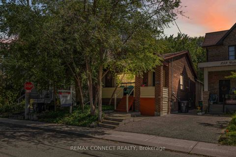 Photo 2 at 261 Cedarvale Avenue, Lumsden, Toronto