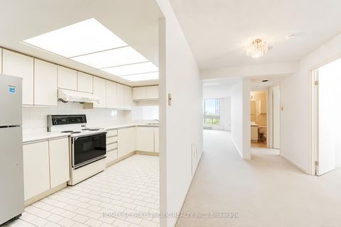 Photo 8 at 907 - 5 Kenneth Avenue, Willowdale East, Toronto