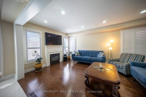 Photo 3 at 29 Grackle Trail, Rouge E11, Toronto
