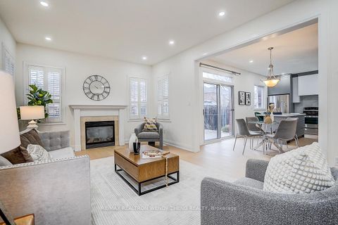 Photo 15 at 16 Hartwell Way, Bayview Northeast, Aurora
