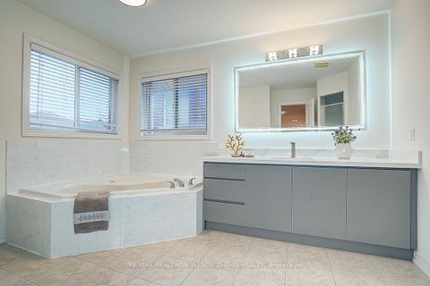 Photo 30 at 16 Hartwell Way, Bayview Northeast, Aurora