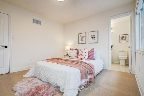 Photo 35 at 16 Hartwell Way, Bayview Northeast, Aurora