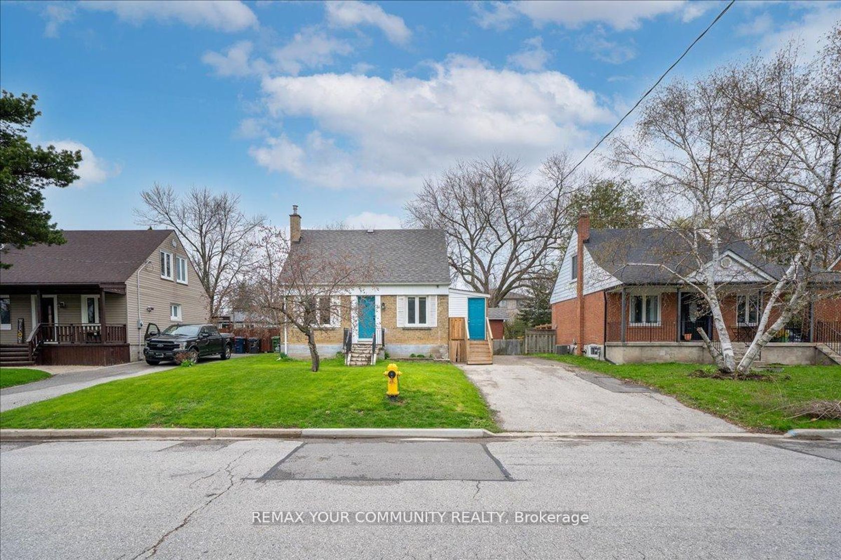 Photo 2 at 31 Allister Avenue, Cliffcrest, Toronto