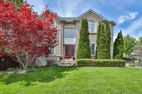 Photo 2 at 2 Sandway Crescent, Maple, Vaughan