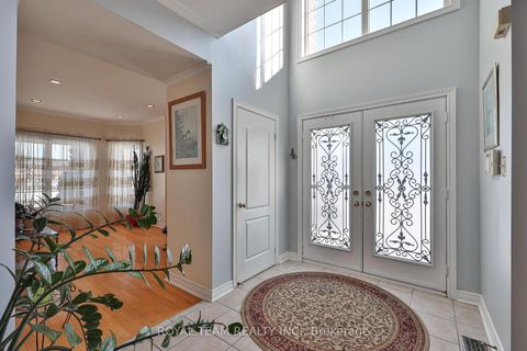 Photo 4 at 2 Sandway Crescent, Maple, Vaughan