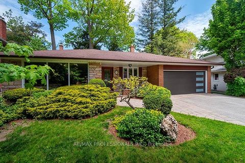 Photo 3 at 7 Cherry Post Crescent, Markland Wood, Toronto