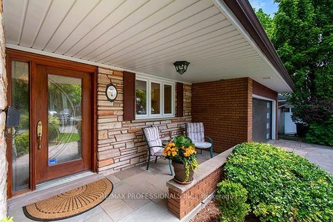 Photo 4 at 7 Cherry Post Crescent, Markland Wood, Toronto