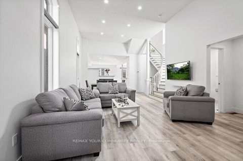 Photo 4 at 144 Broomlands Drive, Maple, Vaughan