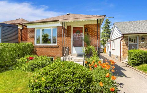 Photo 2 at 16 East Drive, Smythe, Toronto
