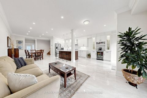 Photo 9 at 8A Casa Grande Street, Westbrook, Richmond Hill