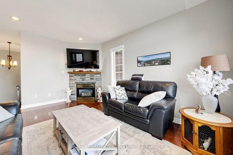 Photo 31 at 8A Casa Grande Street, Westbrook, Richmond Hill