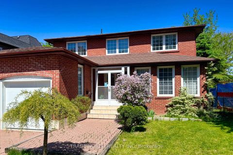 Photo 2 at 46 Winlock Park, Newtonbrook East, Toronto