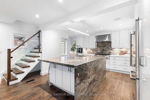 Photo 2 at 17 Old Oak Road, Kingsway South, Toronto