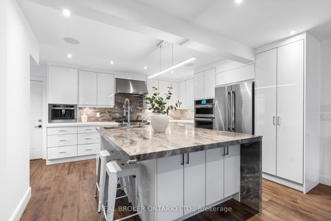 Photo 3 at 17 Old Oak Road, Kingsway South, Toronto