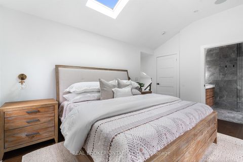 Photo 20 at 17 Old Oak Road, Kingsway South, Toronto