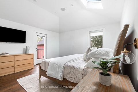 Photo 21 at 17 Old Oak Road, Kingsway South, Toronto