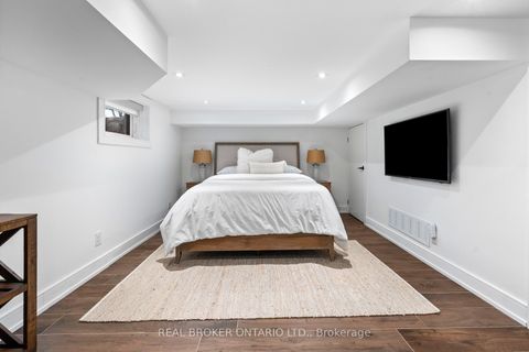 Photo 25 at 17 Old Oak Road, Kingsway South, Toronto
