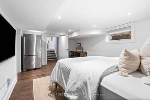 Photo 26 at 17 Old Oak Road, Kingsway South, Toronto