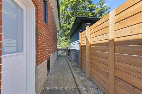 Photo 2 at 36 Vauxhall Drive, Dorset Park, Toronto