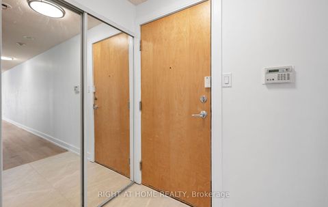 Photo 4 at 219 - 600 Queens Quay, Waterfront Communities C1, Toronto