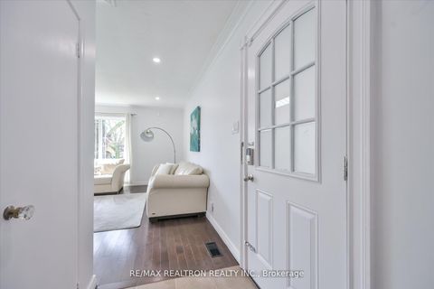 Photo 2 at 16 Arnprior Road, Bendale, Toronto
