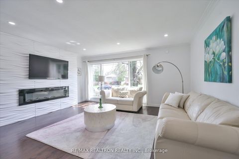 Photo 3 at 16 Arnprior Road, Bendale, Toronto